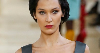Képtelenség eldönteni, hogy Bella Hadid retro bubifrizurája menő vagy ciki