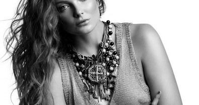 Mihalik Enikő újabb kampányában is nagyon szexi