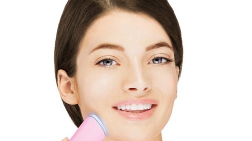 A módszer, ami tényleg beválik: kék-fény terápiával a pattanások ellen