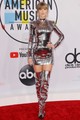Amikor a 2018-as American Music Awards-ra diszkógömbnek öltözött ebben a Balmain szettben.