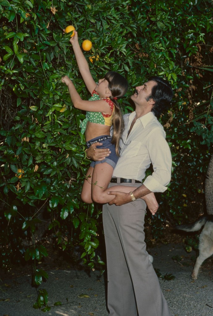 Apa és lánya nagyon közel álltak egymáshoz, amit ez a meghitt fotó is bizonyít.