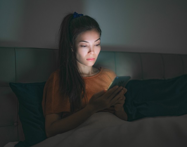 Ilyen hatással van a kék fény a bőrödre