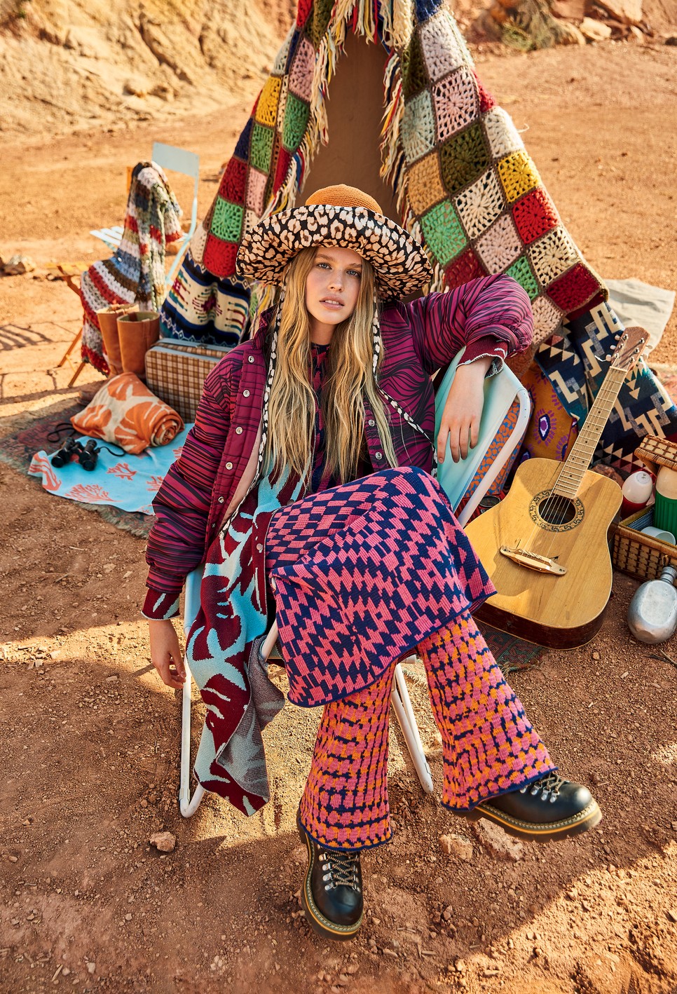 Bomberdzseki VELKEY VIRÁG 95 000 Ft | Filodendron leveles kardigán ESZKA 41 990 Ft | Ruha és nadrág NOZI POZI @nozi.pozi | Bakancs RETROCK 13 980 Ft | Horgolt kalap ZARA 5995 Ft | Mintás kalap H & M 6495 Ft | Háttér: Levél- és korallmintás pléd, szemmintás párna ESZKA eszka.hu | Patchwork- és aztékmintás pléd RETROCK 17 980 Ft, 21 980 Ft 