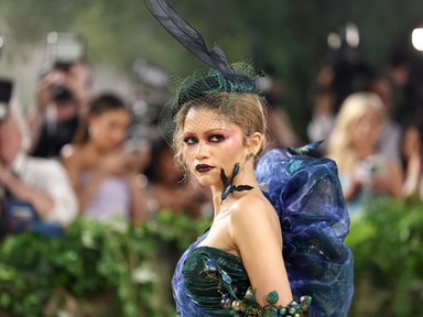 Elképesztő! Zendaya ruhájáról gyümölcsök lógtak a Met-gálán