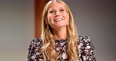 Már Gwyneth Paltrow-t is elérte a rettenetes uszodai papucs trend