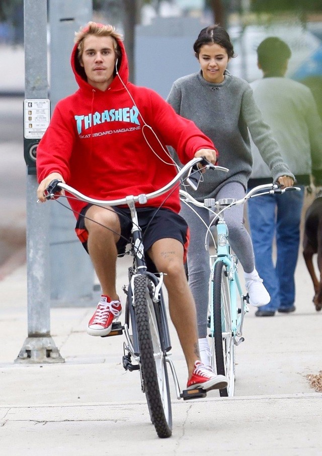 Selena Gomez és Justin Bieber boldog gyerekekként bicikliznek együtt!