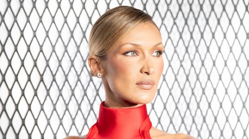 Bella Hadid pucérruhájából árad a meztelenség, alig takarja valami a modell fenekét 