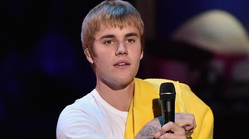 Emberek, ez őrület! Justin Bieber ballábas cipőjét már 7000-en követik az Instagramon