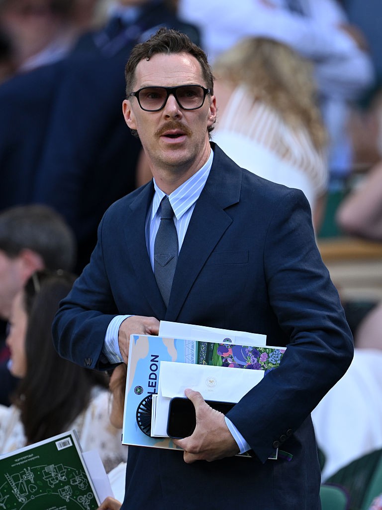 Benedict Cumberbatch 2025-ben, új külsejével Wimbledonban: a színész elegáns öltönyben, markáns bajusszal és retro napszemüvegben tűnt fel a királyi páholyban – mintha egy '70-es évekbeli filmből lépett volna elő.