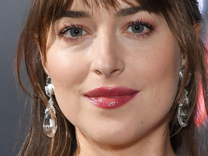 Dakota Johnson folyamatosan ezt a színt viseli a vörös szőnyegen, de még mindig jó választás