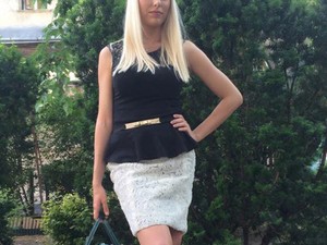 Fontos megbeszélésre megy a divattervező