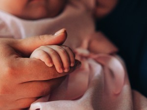 Első hetek, első félelmek – és egy hely, ahol tényleg biztonságban
érezheted a babád