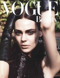 Rajzák Kinga megigéz a japán Vogue-ban