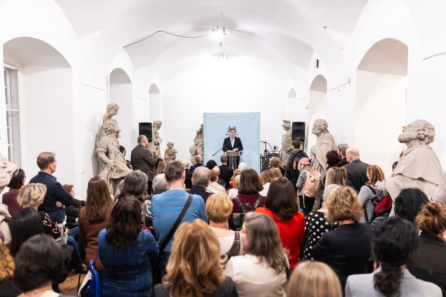 A Divat és város kiállítás megnyitója a Kiscelli Múzeumban