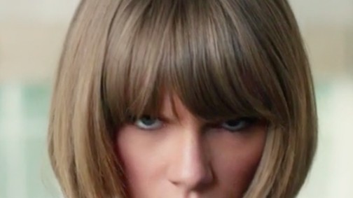 Taylor Swift szó szerint pofára esik ebben a videóban