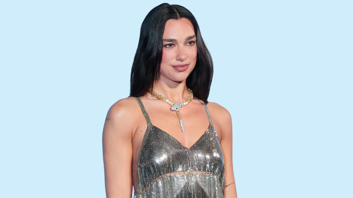 Dua Lipa leopárdmintás bikiniben élvezi a napsütést, elképesztő formában van az énekesnő