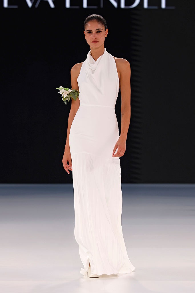 Nyakpántos menyasszonyi ruhák - A népszerű vállvillantós vagy pánt nélküli kreációkat 2026-ban felváltják a „nyakbakötős” esküvői ruhák. (Woná Concept & Eva Lendel)