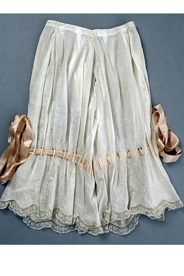 A bugyi az 1800-as évek első felében jelent meg a nők ruhatárában, eleinte nem is volt népszerű, mivel a nadrág bármilyen formája egyáltalán nem számított nőiesnek. Akkoriban pantalló néven egy török stílusú, nagy, bő csipkés nadrágot értettek alatta, az alsószoknyák alatt elrejtve viselték.