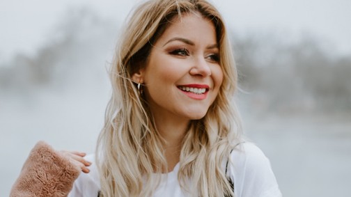 Nagy Kata a tél legtrendibb műszőrméjét viseli ma