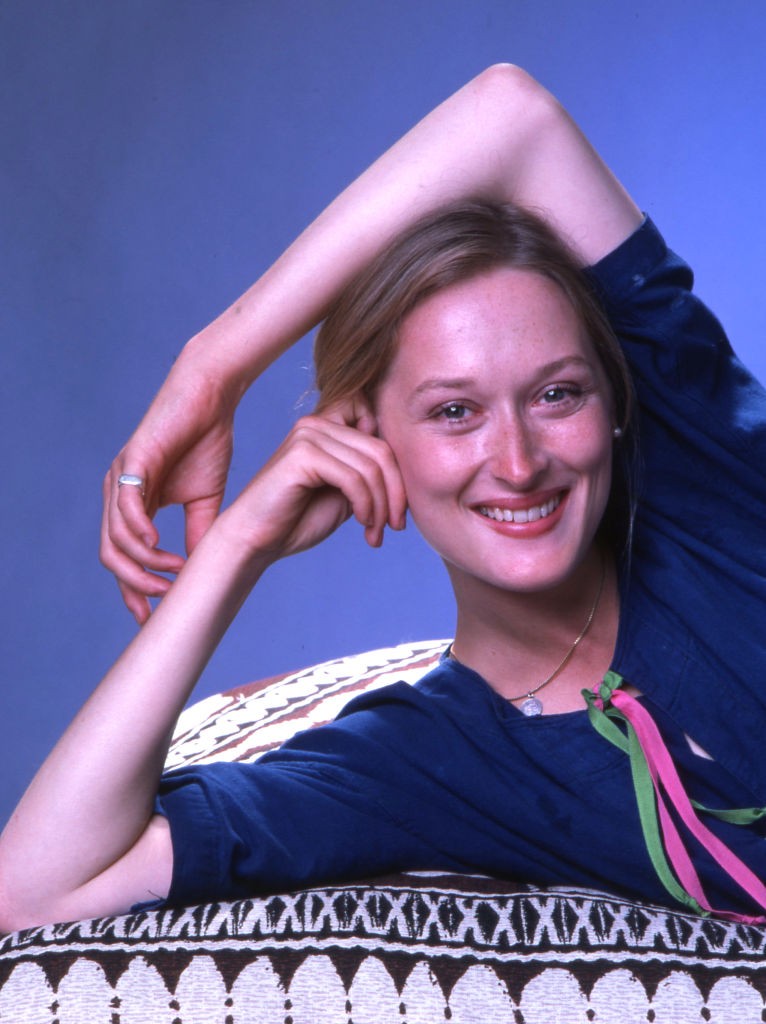 Meryl Streep, amint sugárzóan mosolyog a kamerába egy 1976 augusztusában, New York-ban készült portréfotón.