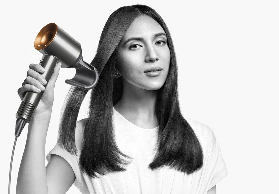 Elrejti a szálló hajszálakat a Dyson Supersonic új Flyaway fúvófeje