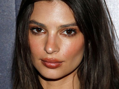 Emily Ratajkowski feltalálta egy új módját a meztelenruha viselésének
