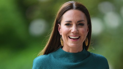 5 kivételes alkalom, amikor Katalin hercegné ikonikus loknijai helyett szögegyenes hajjal ragyogott