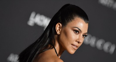 Kourtney Kardashian merész szettben mutatta meg a kerekedő pocakját