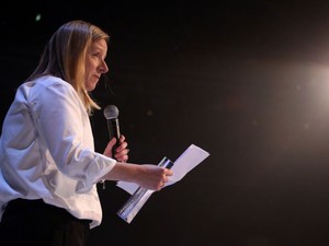 26 év után lemondott az Alexander McQueen kreatív igazgatója, Sarah Burton