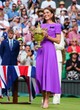 Tavaly nyáron óriási meglepetés volt, hogy Katalin hercegné felbukkant a wimbledoni teniszbajnokságon, hiszen rákbetegsége miatt kemoterápiás kezelés alatt állt. Visszatéréséhez egy élénk lila Safiyaa-ruhát választott, ami tökéletesen állt neki. 