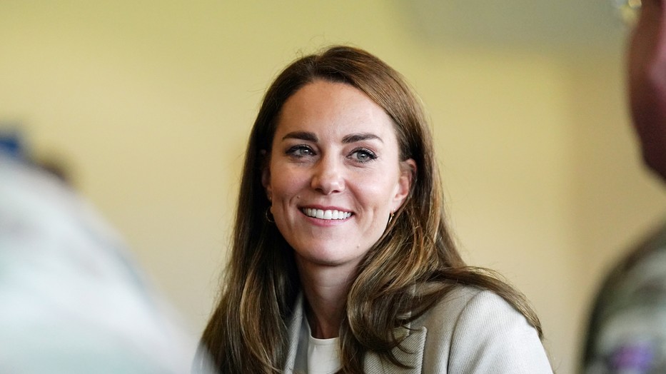 Kate Middleton visszatért a nyaralásról egy hihetetlenül sikkes szettben