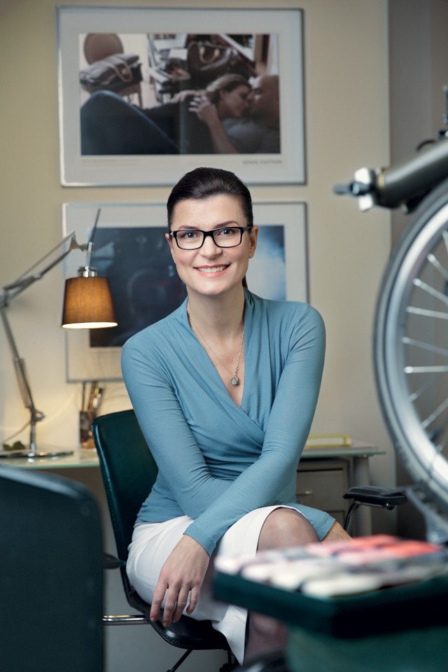 Smink: Somogyvári Dóra, fodrász: Józsa Gabriella/JPDS szalon, kék felső és fehér műbőr szoknya: E N I H O R N, nyaklánc: Bobo, harisnya: Calzedonia