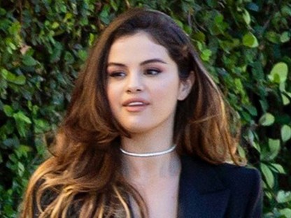 Elájulsz, milyen szuperdögös Selena Gomez ebben a melltartó nélküli szettben