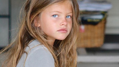 Emlékszel erre a gyönyörű kislányra? Így néz ki most!