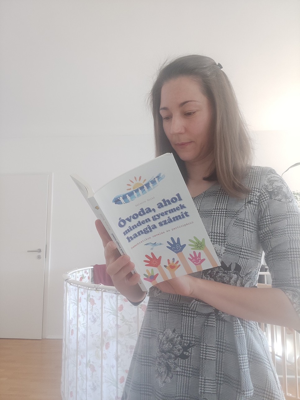 Batancs Enikő pedagógusként és Gordon-trénerként a demokratikus, participatív nevelési módszereket képviseli.