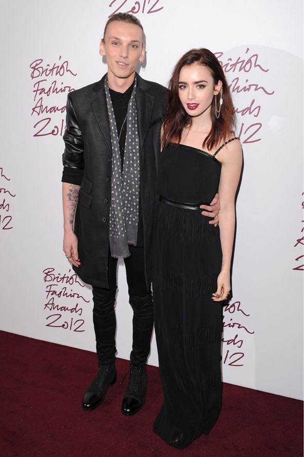 Jamie Campbell Bower és Lily Collins 2012-ben