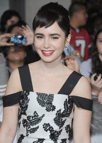 lily-collins-200x-d0000EE62ef430ceb3b19.jpg