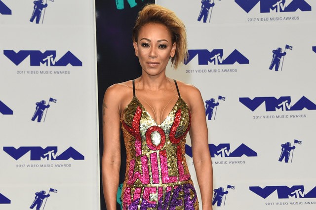 Mel B exének üzent a díjátadón viselt ruhájával!