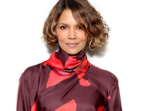 Halle Berry bikinis fotóján ámul a világ: 58 évesen is bombaformában van a színésznő