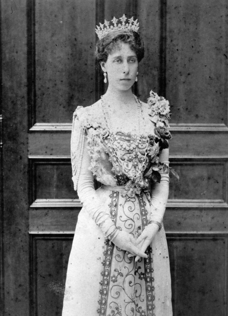 Hesse Strawberry Leaf Tiara - A gyémántokkal kirakott „eperlevél” diadémot Albert herceg tervezte 1861-ben, és nászajándékként szánta második lányának, Alice hercegnőnek. A herceg azonban nem lehetett ott az esküvőn, ugyanis 1861. december 14-én tífusz következtében elhunyt. A tiara tulajdonosa hasonlóan tragikus sorsra jutott: Alice és férje, IV. Lajos négy közös gyermekéből kettő fiatalon meghalt. Frigyes herceg 1873-ban, 3 éves korában hunyt el, miután kiesett egy ablakon, míg Mária hercegnő 1878-ban halt meg diftériában. Alice hercegnő 35 éves korában ugyanabban a betegségben halt meg, mint a lánya, 1878. december 14-én - ugyanazon a napon, amikor az édesapja. A tiarát fiára, Ernőre hagyta, aki kölcsönadta első feleségének, Viktória Melitta nagyhercegnőnek - ő látható a képen. A pár egyetlen gyermeke tífuszban halt meg, és nem sokkal később elváltak. 