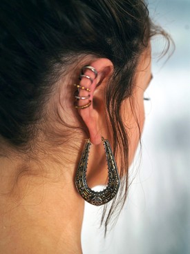 Joey megmutatta a részleteket is, nagyon látványos és lenyűgözően különleges Alexander McQueen fülbevalót passzintott a szetthez