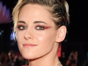 Kristen Stewart csipkebody-ban ült a Chanel bemutatójának első sorában