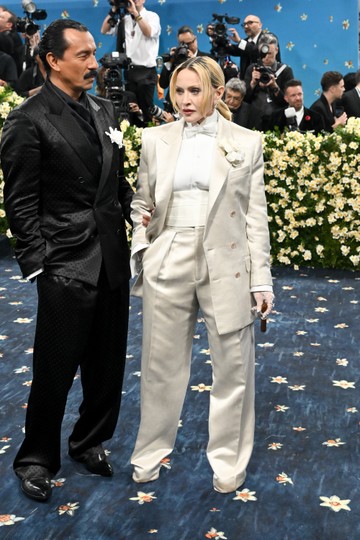 Madonna Haider Ackermann oldalán érkezett a Met-gálára, aki a ruha tervezéséről gondoskodott