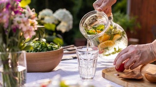 4 jel, hogy túl sok vizet iszol, pedig a szervezetednek már nem lenne rá szüksége