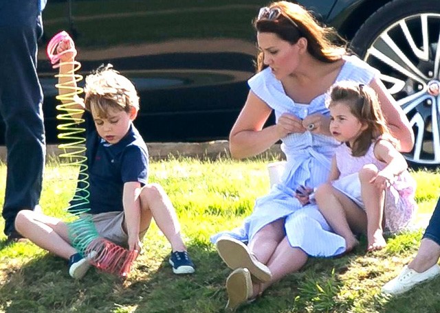 Kate Middleton György herceggel és Sarolta hercegnővel