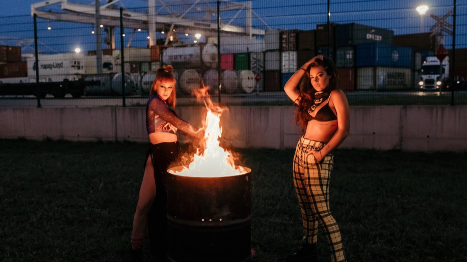 Elszabadul a pokol Dj Yamina és Tóth Andi új közös dalának klipjében