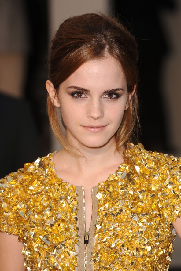 Ezt a frizurát imádtuk a Burberry bemutatójáról. És milyen egyszerűen leutánozható!