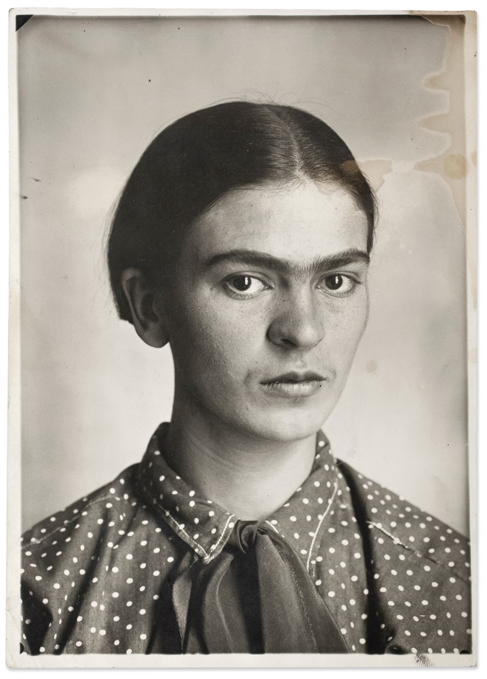 Frida Kahlo 1926-ban, ahogy édesapja, Guillermo Kahlo látta - ez a fotó is megtekinthető a most Budapestre érkező kiállításon