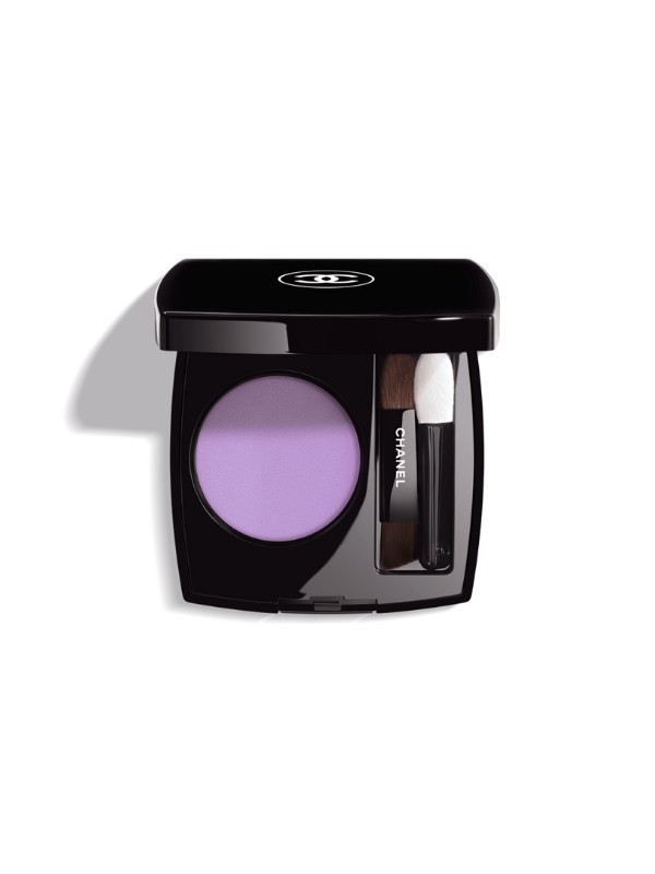 Elsőre kicsit ijesztőnek tűnhet, de egy finom lila szemhéjpúderrel nem lőhetsz mellé, ha kék szemed van! Pár finom mozdulattal simogasd a szemhéjadra, és meg fogsz lepődni, milyen jól áll! Ombre Essentielle szemhéjpúder (232 - Lilas Poudré) CHANEL - chanel.com