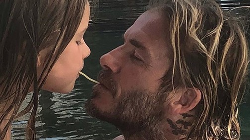 Imádni fogod, ahogy a kis Harper Beckham kisminkelte a szüleit!
